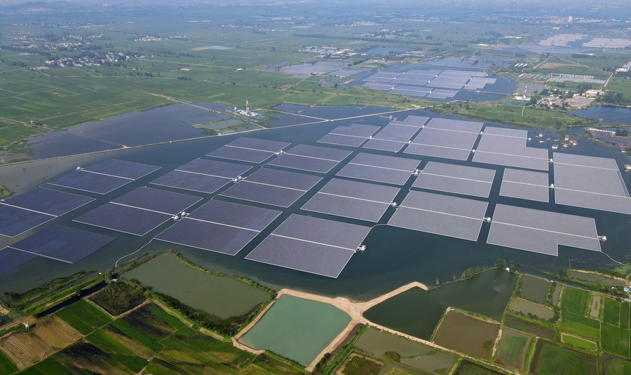 Maior fazenda solar flutuante do mundo entra em ação