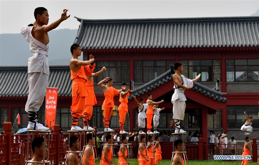 Fãs de artes marciais celebram suas raízes no Templo Shaolin na China