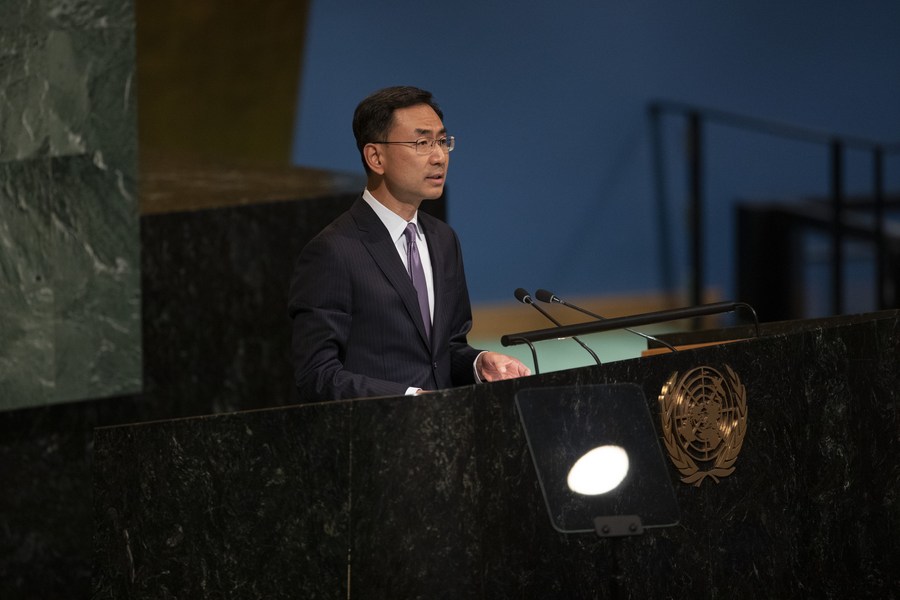 China se opõe à estigmatização de Trump por chamar coronavírus de “vírus chinês”