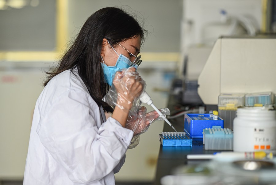 “Ciência, e não medo, deve ser resposta à epidemia”, diz chanceleria chinesa