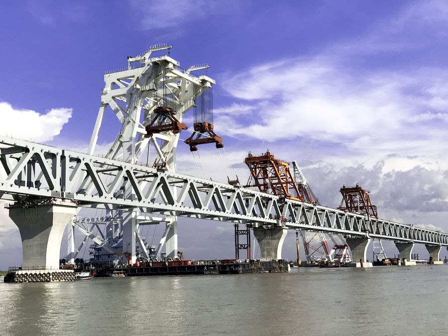 Uma ponte de progresso vence a antiga barreira