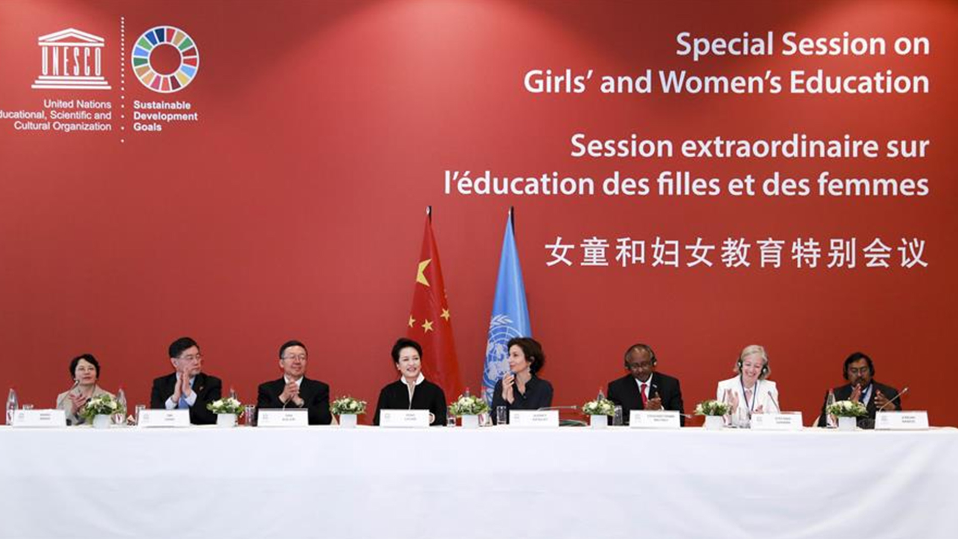 Peng Liyuan participa de sessão da Unesco dobre educação de meninas e mulheres