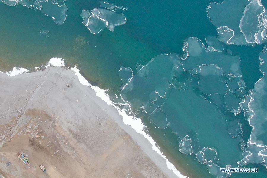 Derretimento do maior lago salgado da China atrai turistas