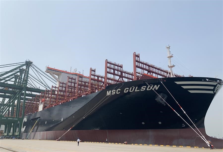 Maior navio contêiner do mundo zarpa de Tianjin