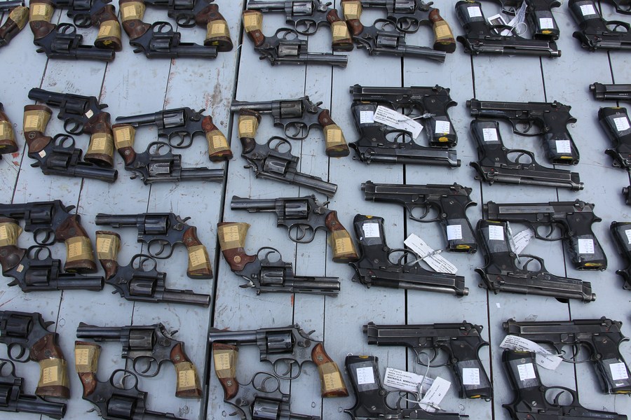 Polícia destrói 107 mil armas ilegais na China