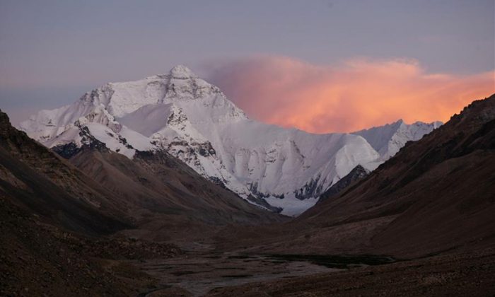 Monte Everest é fechado em meio a surto de coronavírus