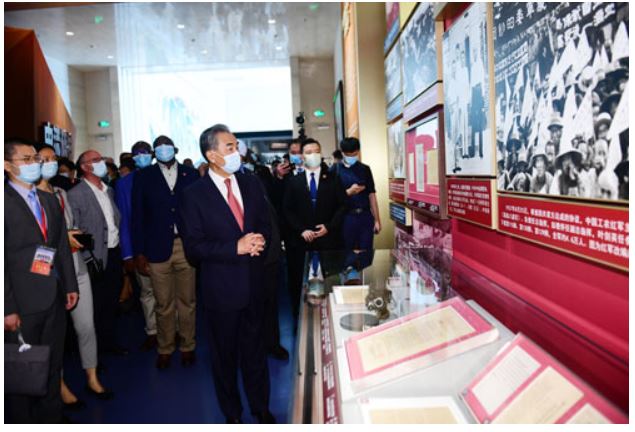 Mais de 100 diplomatas estrangeiros visitam museu do PCCh