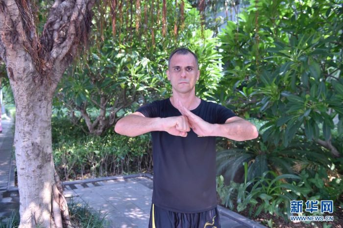 Brasileiro estuda medicina e artes marciais na China