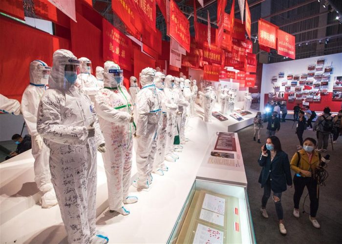 Brasileiros são destaque em conferência internacional com artigo sobre combate à Covid-19 na China