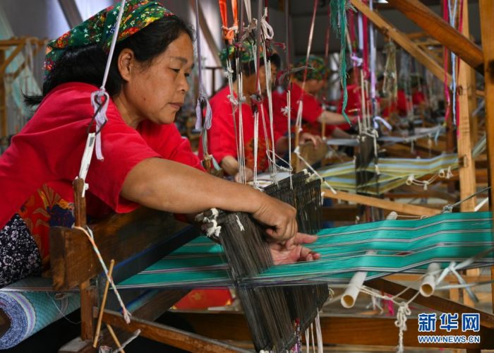 Tecelagem contribui para aumento da renda de aldeões em vila de Shanxi