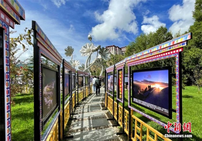 Exposição em homenagem à libertação pacífica do Tibet atrai visitantes