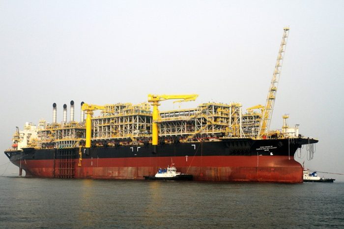 Navio FPSO de fabricação chinesa chega às águas do Brasil