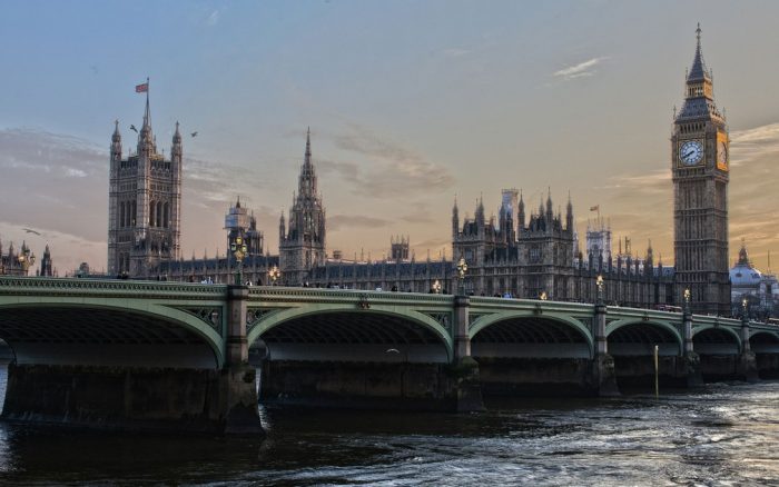 China condena parlamento britânico por proibir evento com embaixador chinês