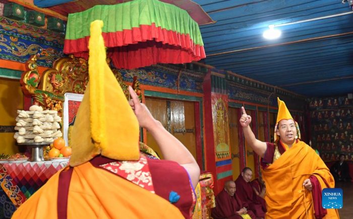 Panchen Lama recebe “diploma de doutorado” da escola Gelug de budismo tibetano