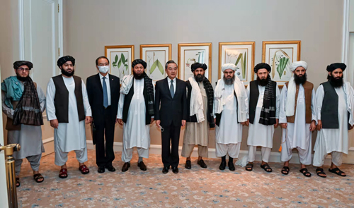 Reuniões com funcionários do Talibã afegão aumentam entendimento mútuo, diz chanceler chinês