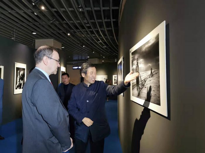 Obras de Araquém Alcântara são expostas na China
