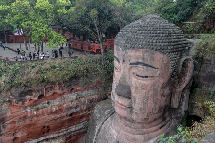 Especialistas estudam restauração da maior estátua de Buda de pedra do mundo