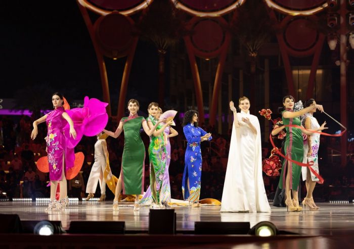 Vestido tradicional chinês é destaque em evento de gala em Dubai