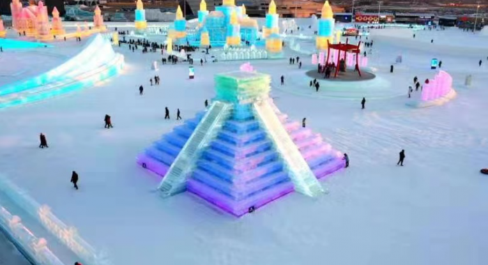Réplica de gelo da pirâmide mexicana de Kukulkan é inaugurada na China