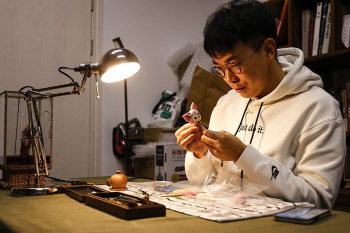 Jovem mantém cultura tradicional chinesa viva com criação de bonecos