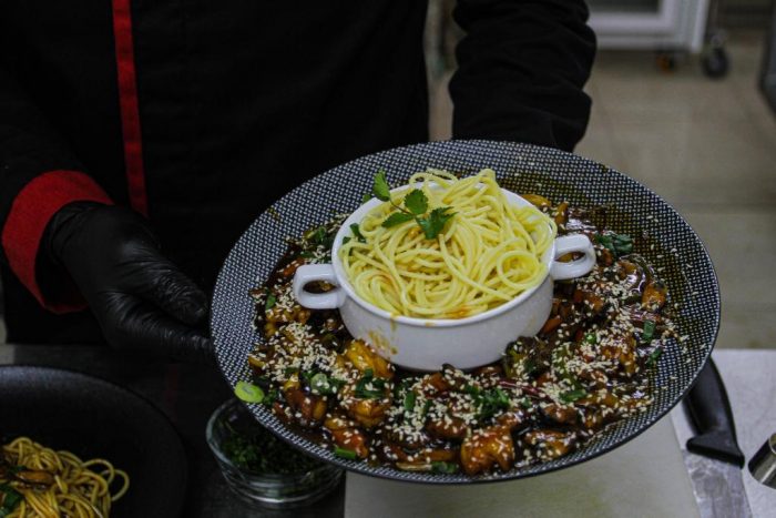 Chef palestino apresenta culinária chinesa à comunidade local