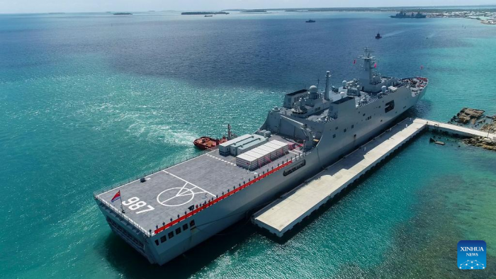 Navios da marinha chinesa com suprimentos de emergência chegam a Tonga