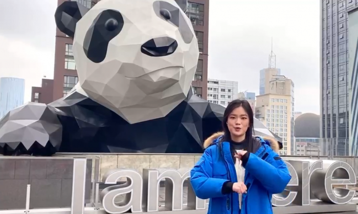 Chineses cantam música com slogan de Pequim 2022 em português