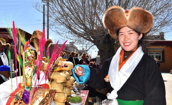 Pessoas celebram a chegada do Ano Novo Tibetano
