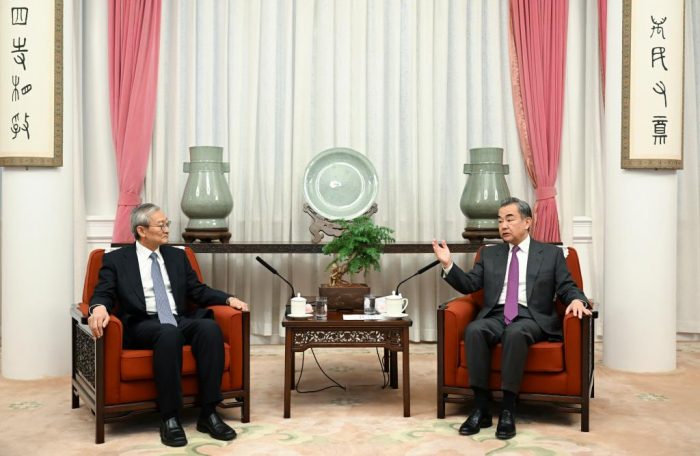 Chanceler chinês se reúne com secretário-geral da Organização de Cooperação de Xangai