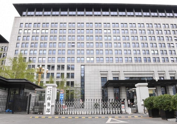 China pede que EUA parem com “supressão irracional” para empresas