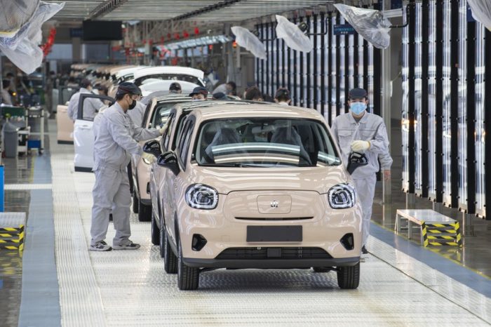 Lucro industrial da China acelera apesar do ressurgimento da Covid-19