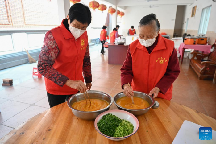 Idosas cozinham almoço aos trabalhadores da linha de frente em Quanzhou
