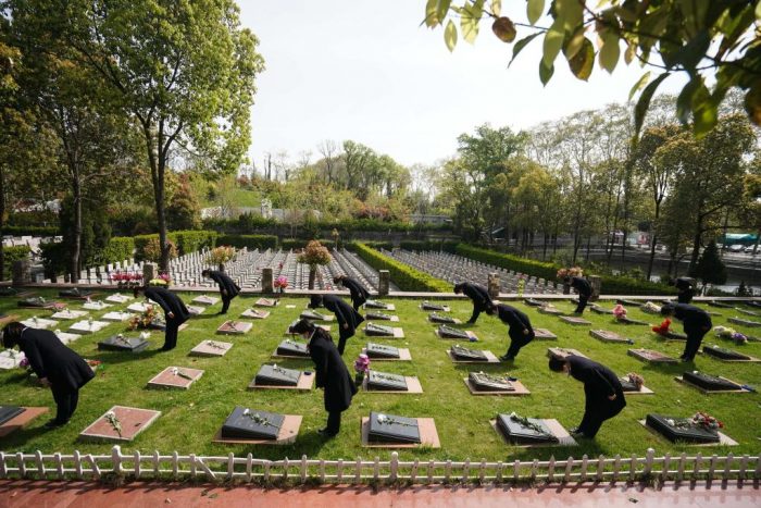 Pessoas prestam homenagens no Dia da Varredura de Túmulos em toda a China