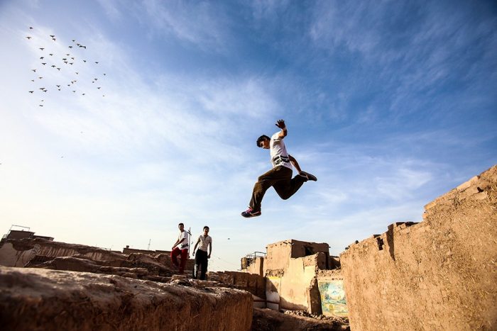 Adolescentes praticam parkour na antiga cidade de Kashgar