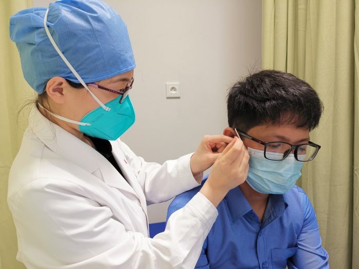 Especialistas em Medicina Tradicional Chinesa ajudam pacientes cambojanos