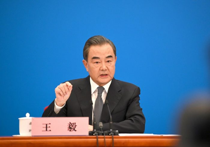 China pede aumento dos laços bilaterais com estudiosos russos