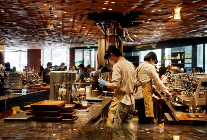 Cerca de 600 lojas da Starbucks reabrem em Xangai