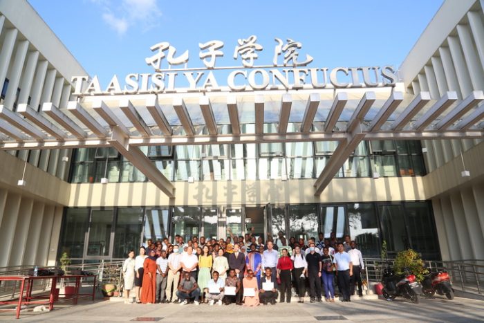 Tanzanianos pretendem aprender chinês como porta de entrada para oportunidades de emprego