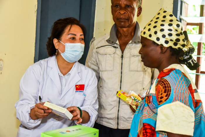 Equipe médica chinesa oferece serviços de saúde gratuitos na zona rural de Camarões