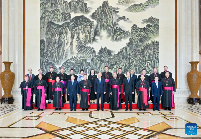 Principal conselheiro político chinês se reúne com líderes católicos
