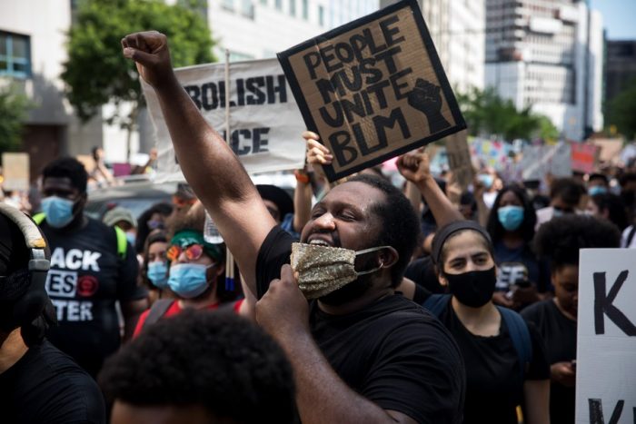 Número de americanos negros que cumprem longas penas excede em muito outros grupos