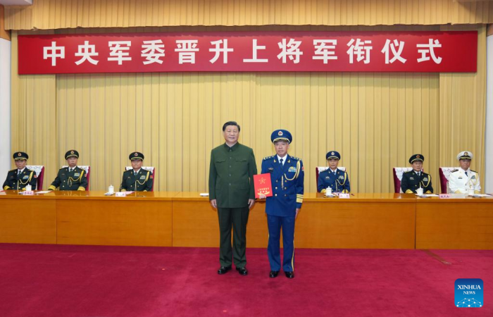Xi apresenta ordem para promover oficial militar ao posto de general