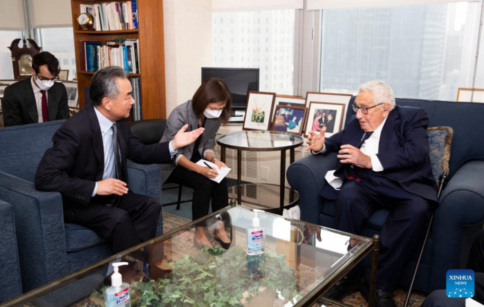Chanceler chinês se reúne com ex-secretário de Estado dos EUA Henry Kissinger