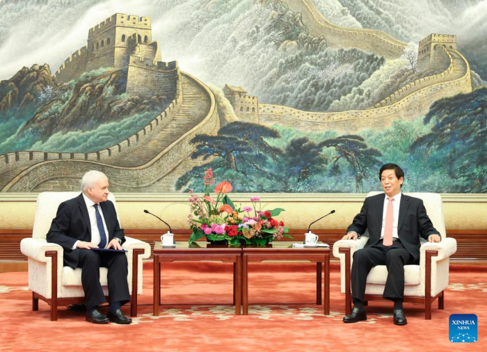 Chefe do Legislativo chinês se encontra com embaixador russo na China