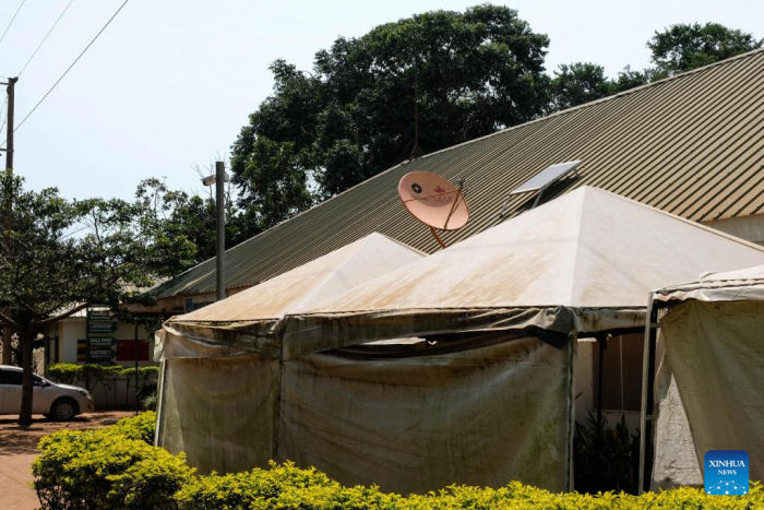 Televisão por satélite da China conecta aldeias remotas de Uganda ao mundo