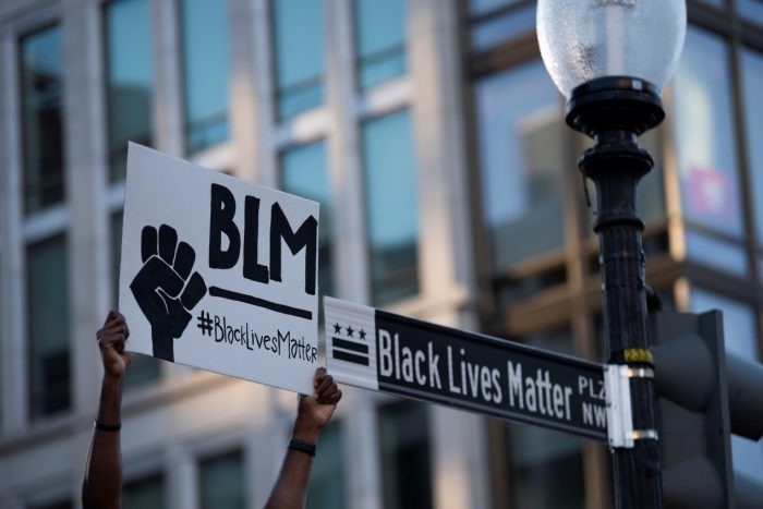 Estudo da Universidade de Harvard evidencia conteúdo racista na educação estadunidense
