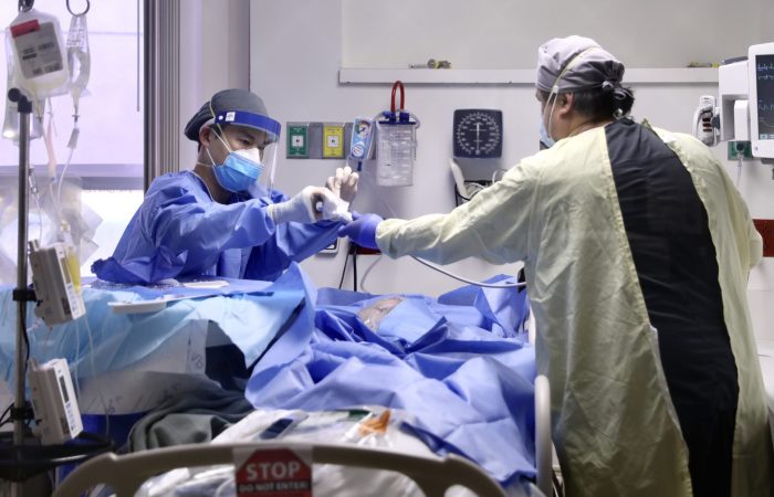 Leitos pediátricos nos EUA ficam sobrecarregados após novo surto de doenças respiratórias