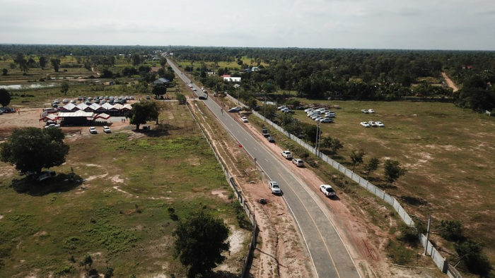 Projeto de estrada rural financiado pela China conecta fazendas e mercados municipais no Camboja