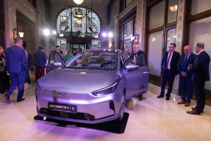 Montadora chinesa Geely entra no mercado da União Europeia