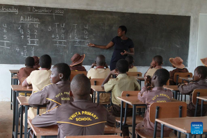 Subsidiária de empresa chinesa doa blocos de salas de aula para escola do Zimbábue